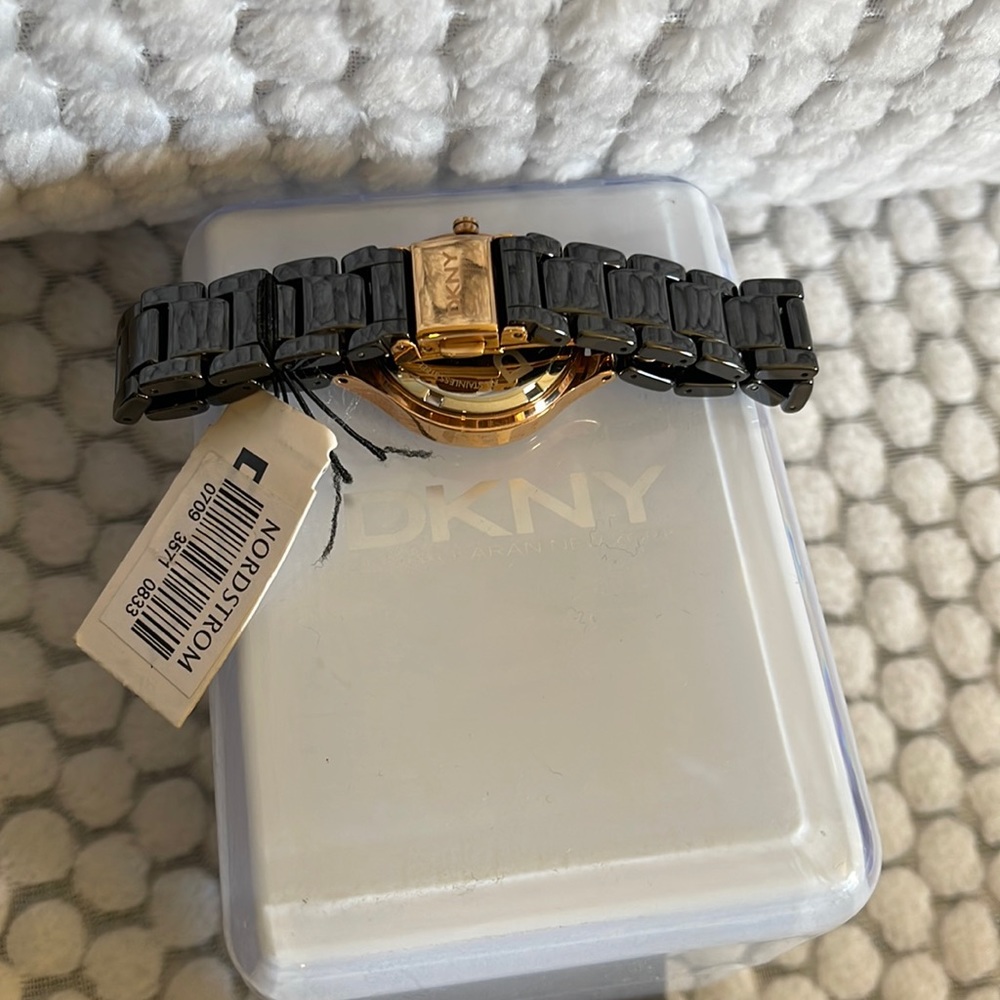 Dkny - Picture 5 of 6